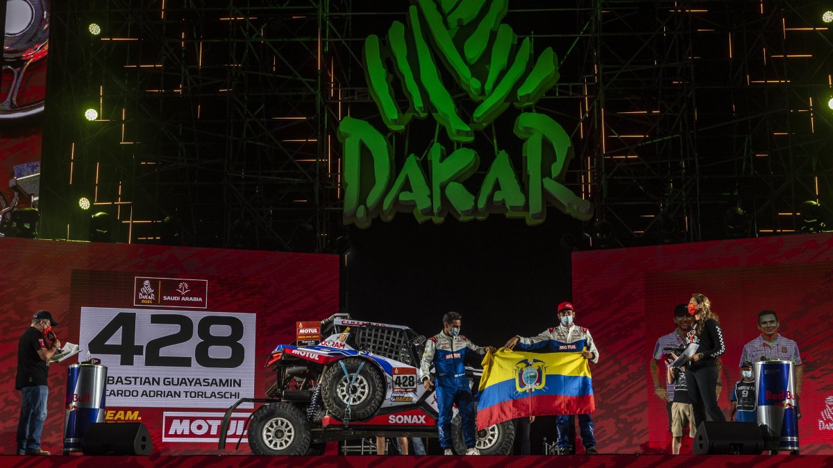 Sebastián Guayasamín (d) y su copiloto, el argentino Ricardo Torlaschi, durante la presentación de los participantes del Dakar 2021.