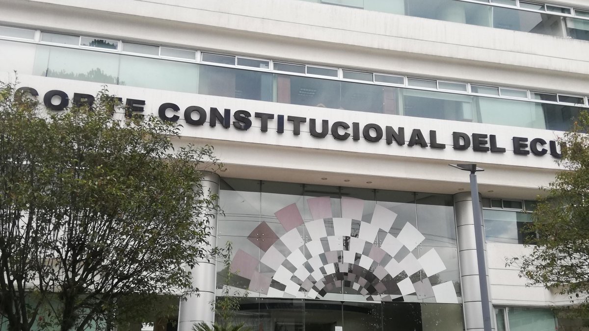 La Corte Constitucional (CC) está integrada por 9 jueces y su sede está en Quito.