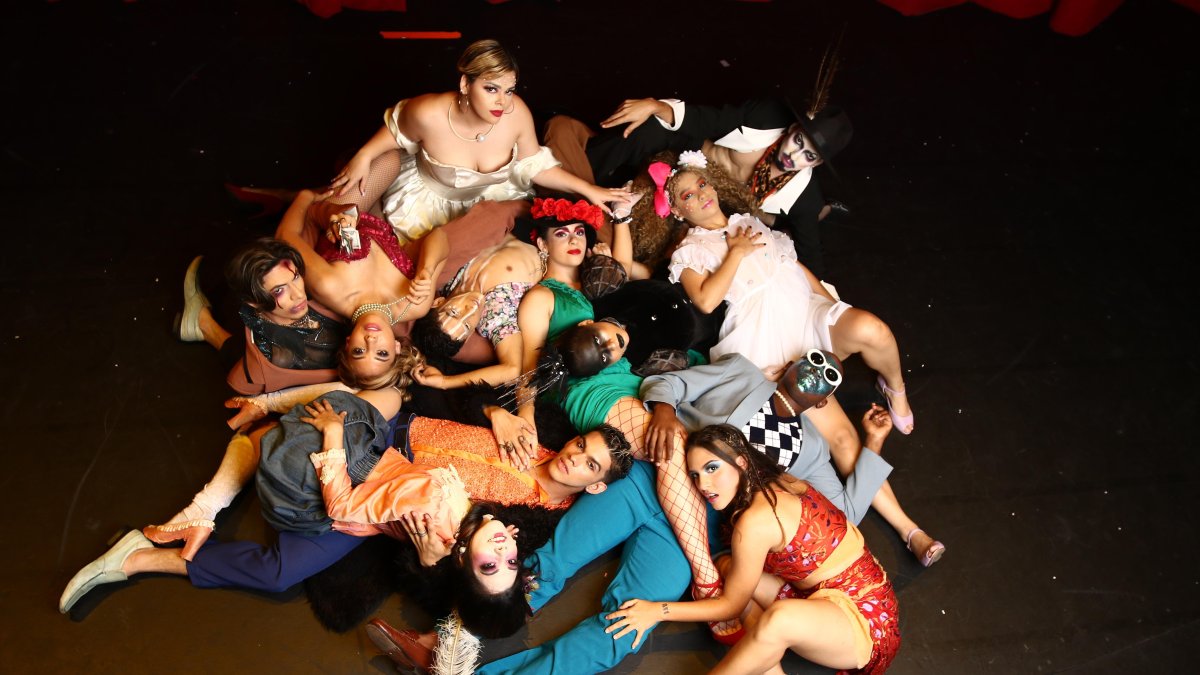 El elenco está integrado por 13 actores y bailarines.