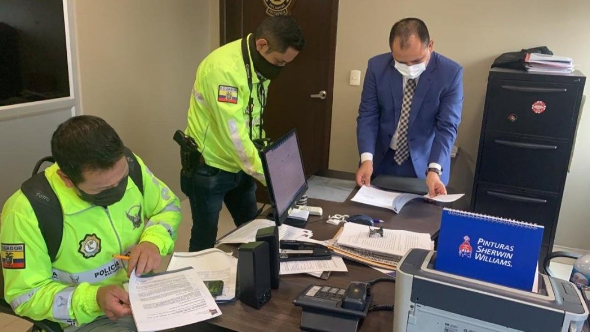 El fiscal César Suárez junto con expertos de Criminalística realizaron la pericia en la sede del Colegio de Abogados del Guayas.