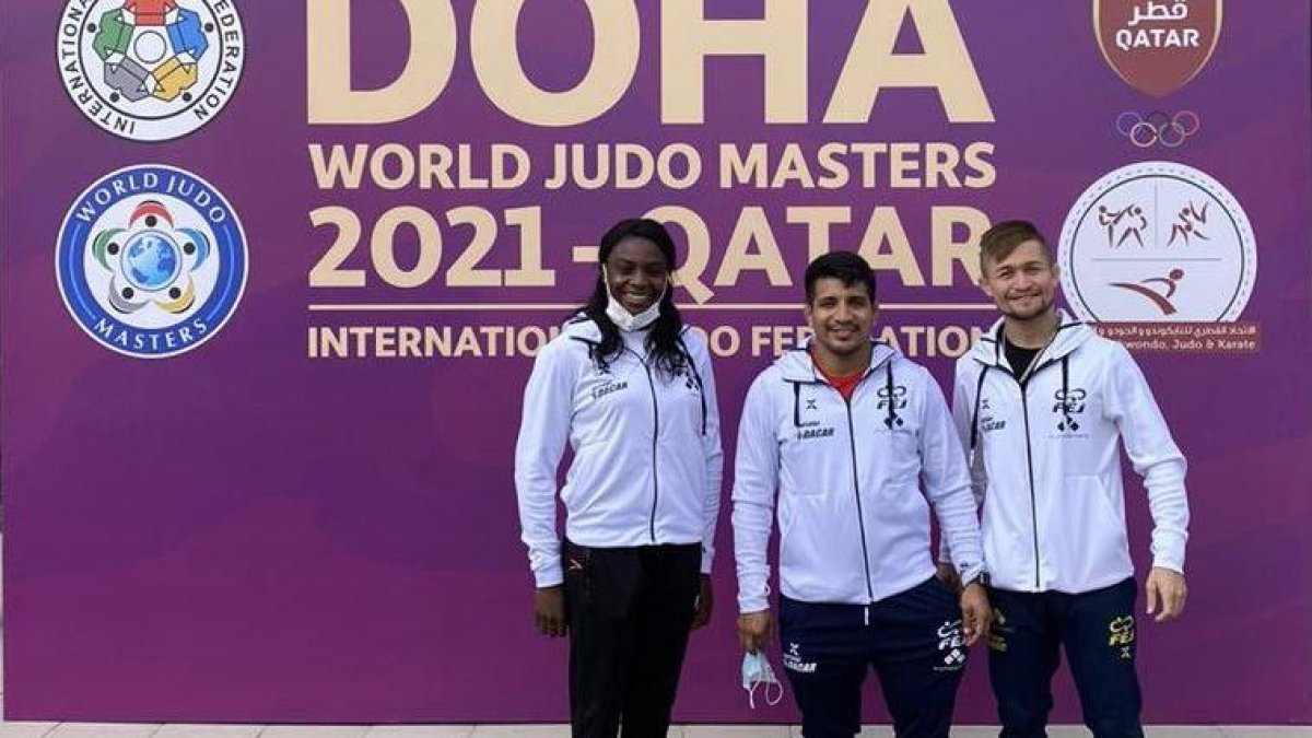 Tricolor. El equipo nacional en Doha, Catar, llegó ayer y está integrado por Vanessa Chalá, el entrenador José Romero y Lenin Preciado.