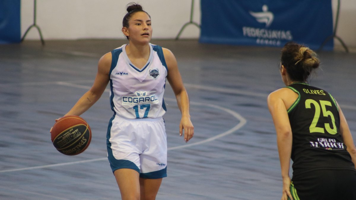 El juego entre Victoria Cogarol y Audaz Octubrino se decidió en la última bola.