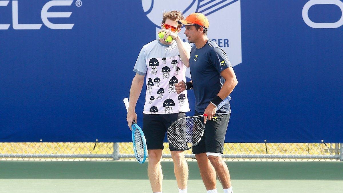 Gonzalo Escobar (d) y el uruguayo Ariel Behar (i) clasificaron a la final del ATP 250 de Delray Beach.