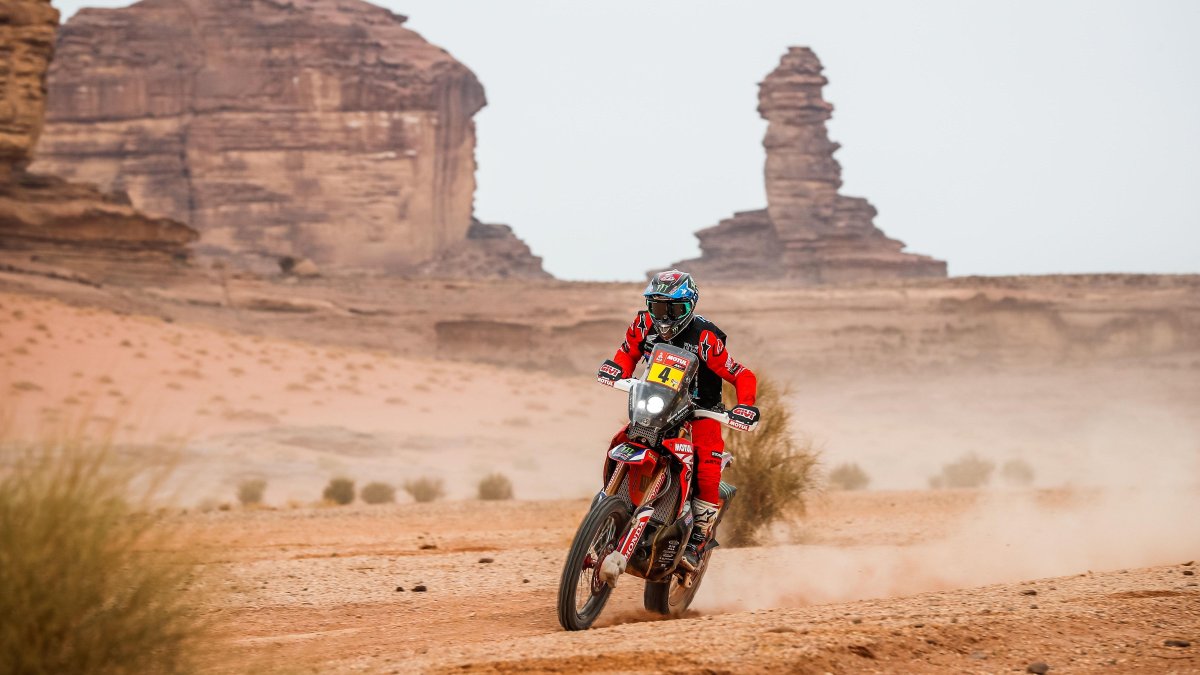 El chileno se cayó, perdió minutos, pero llegó a la meta en la etapa 10. Aún así por decisión médica abandonó el rally.