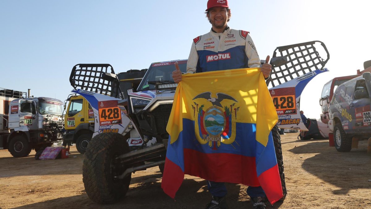 El piloto tricolor hizo flamear la bandera de Ecuador tras completar los  7.856 kilómetros que abarcó el Dakar.