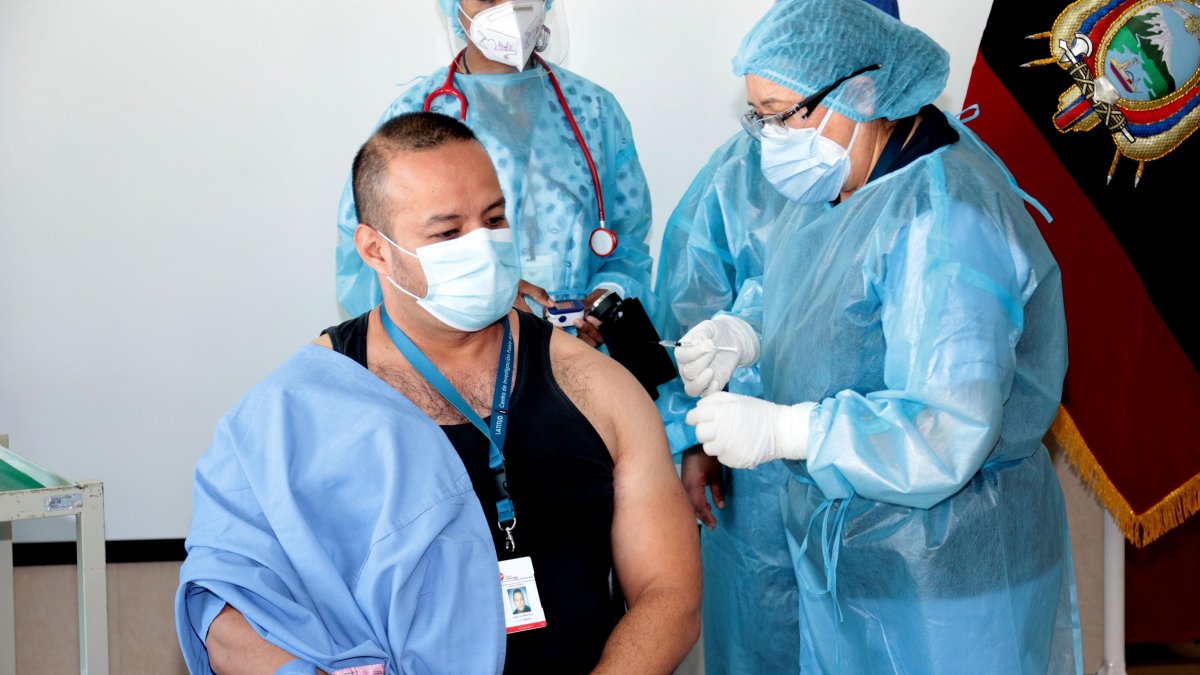 Jorge Luis Vélez fue el primer en vacunarse contra la COVID-19 en el hospital Pablo Arturo Suárez de Quito.