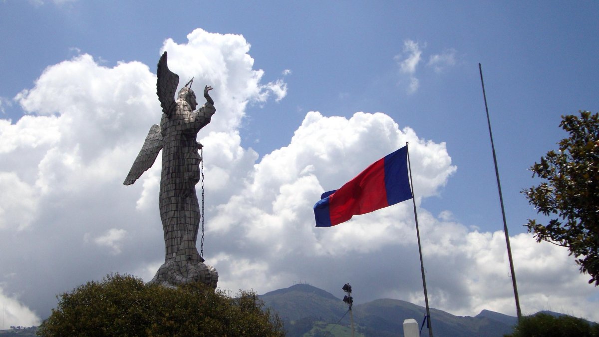 Propuesta. El candidato presidencial Guillermo Lasso prometió buscar la tecnología para que la Virgen gire.