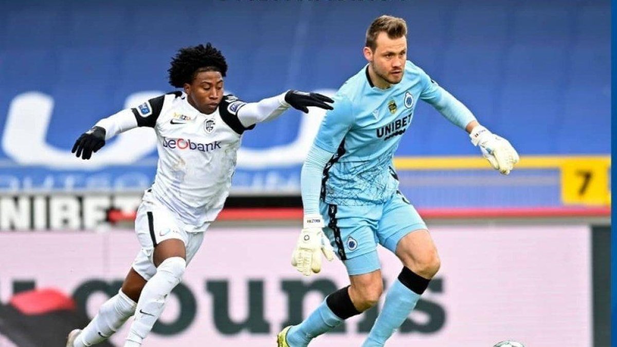 Angelo Preciado (i) jugó su tercer duelo como titular, pero cayó ante el líder.