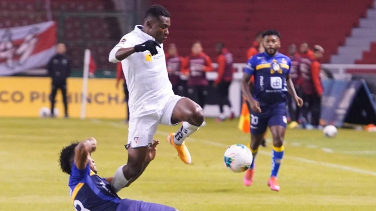 Marcos Caicedo (de blanco) no mostró un buen nivel en Liga de Quito.
