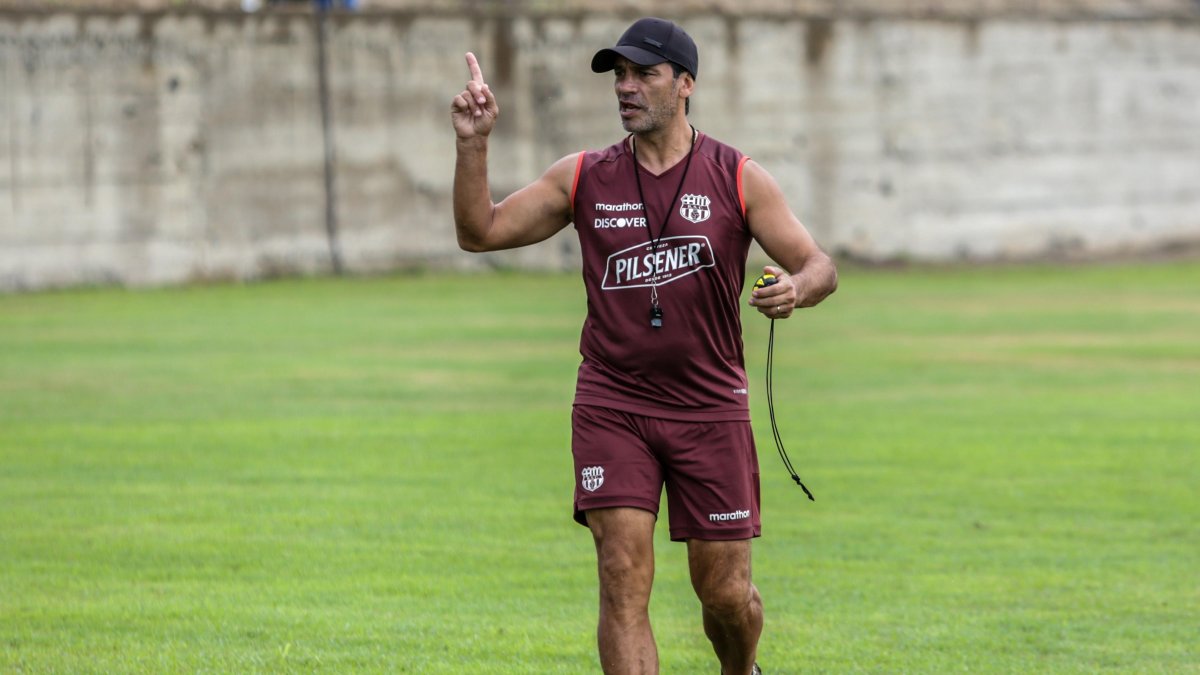 Fabián Bustos, entrenador de Barcelona, alista a su plantilla para la LigaPro y la Copa Libertadores.