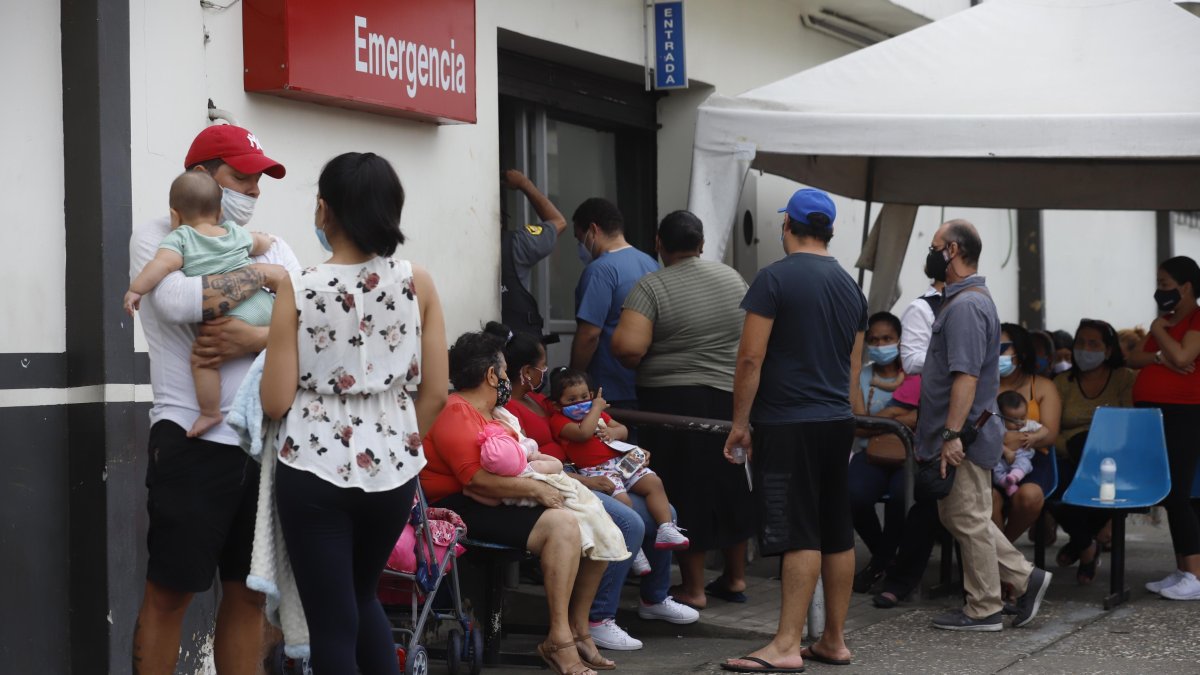 Salud. Un grupo de padres de familia pregunta cuándo llegará la vacuna pentavalente en un subcentro de MSP.