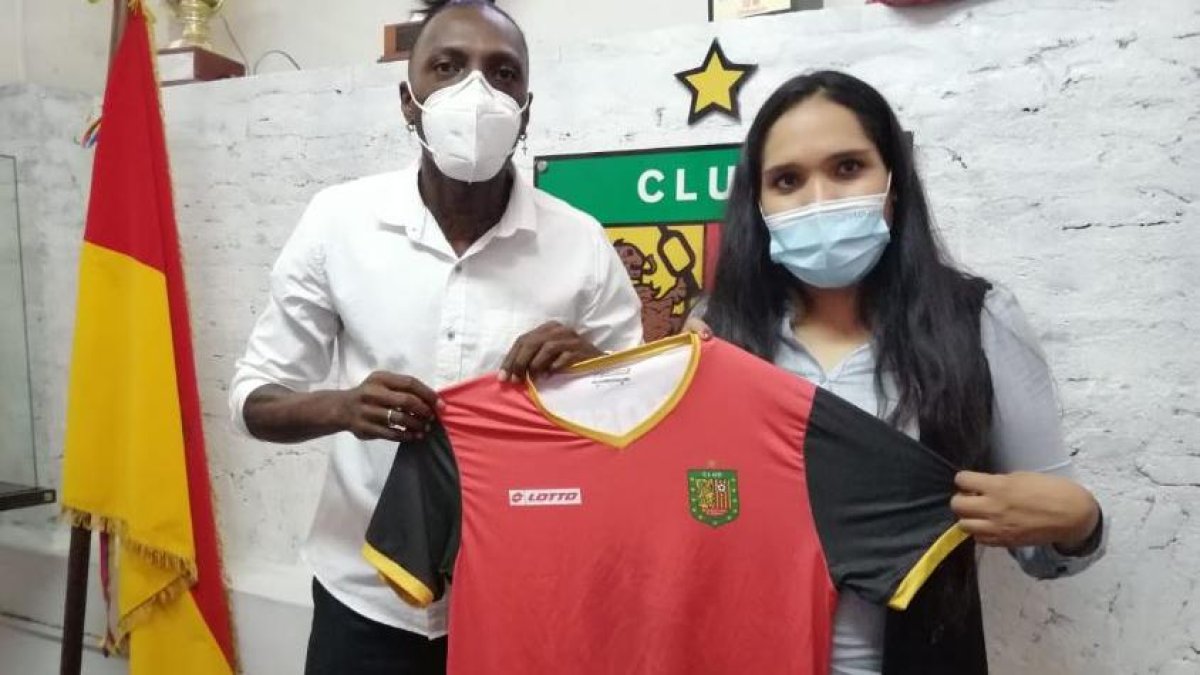 Geovanny Nazareno junto a Nataly Villavicencio, presidenta del equipo azuayo.