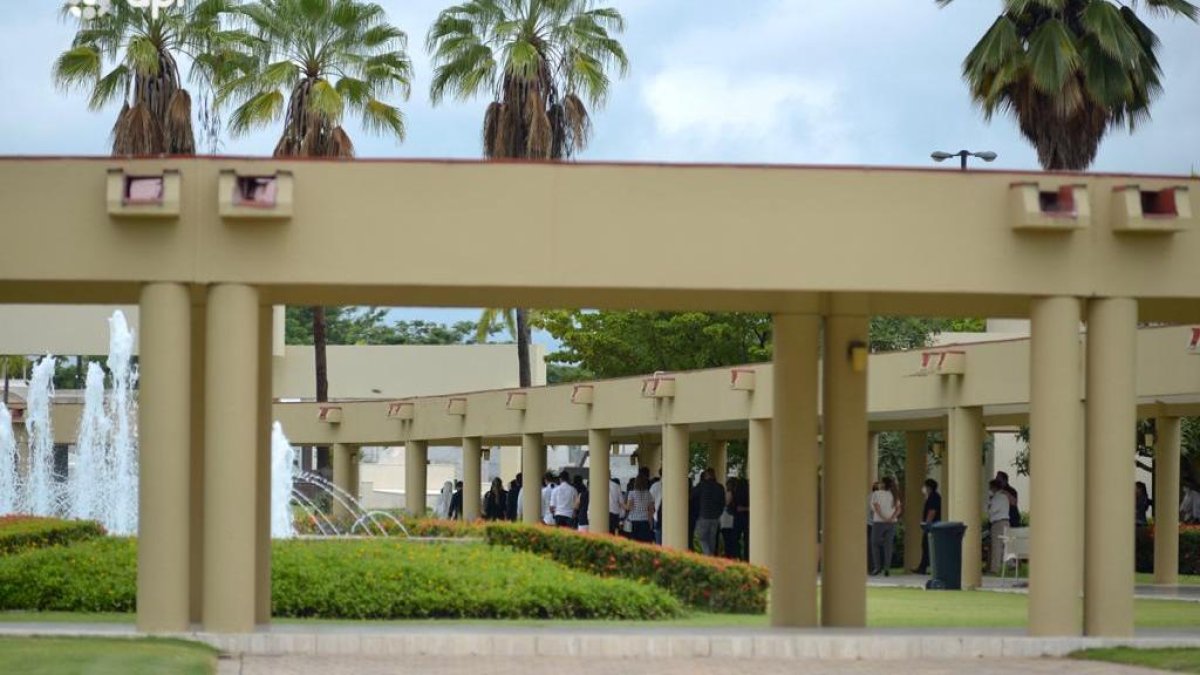 La inhumación de los restos de Efraín Ruales se dio en medio de aplausos y muestras de dolor de familiares y amigos.