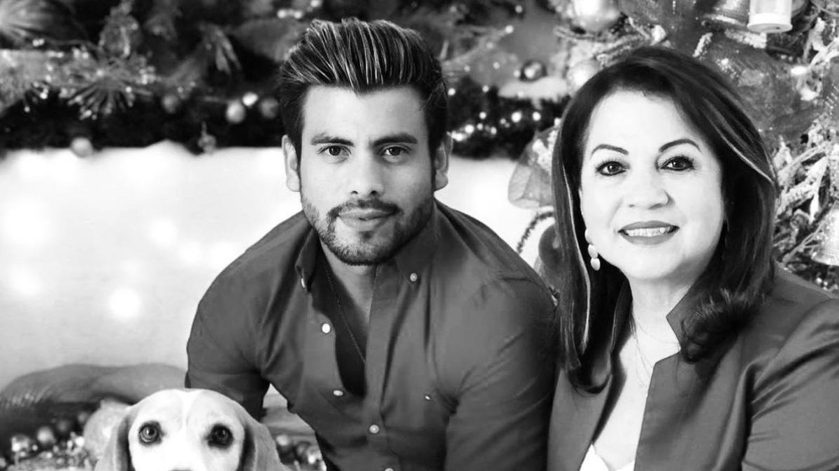 Recuerdo de Efraín Ruales junto a su mamá y a su perro.