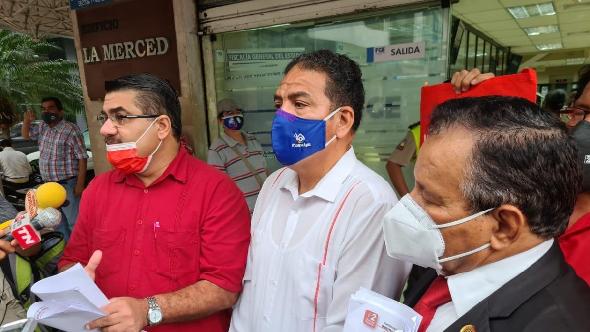 Unidad Popular presenta una denuncia en contra del ministro de Salud, Juan Carlos Zevallos, por los presuntos delitos de peculado, tráfico de influencias y desacato en el marco del proceso de vacunación en contra de la COVID-19.