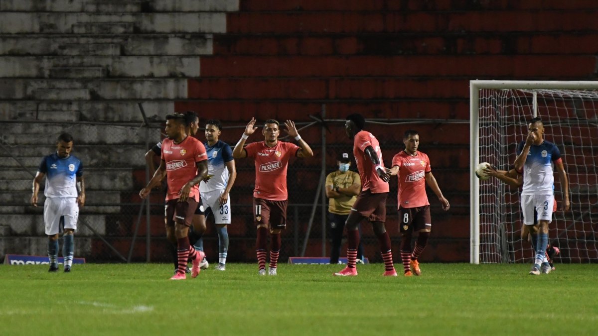 Barcelona derrotó por 2-4 al Manta en Portoviejo. Sus dos nuevos delanteros marcaron.