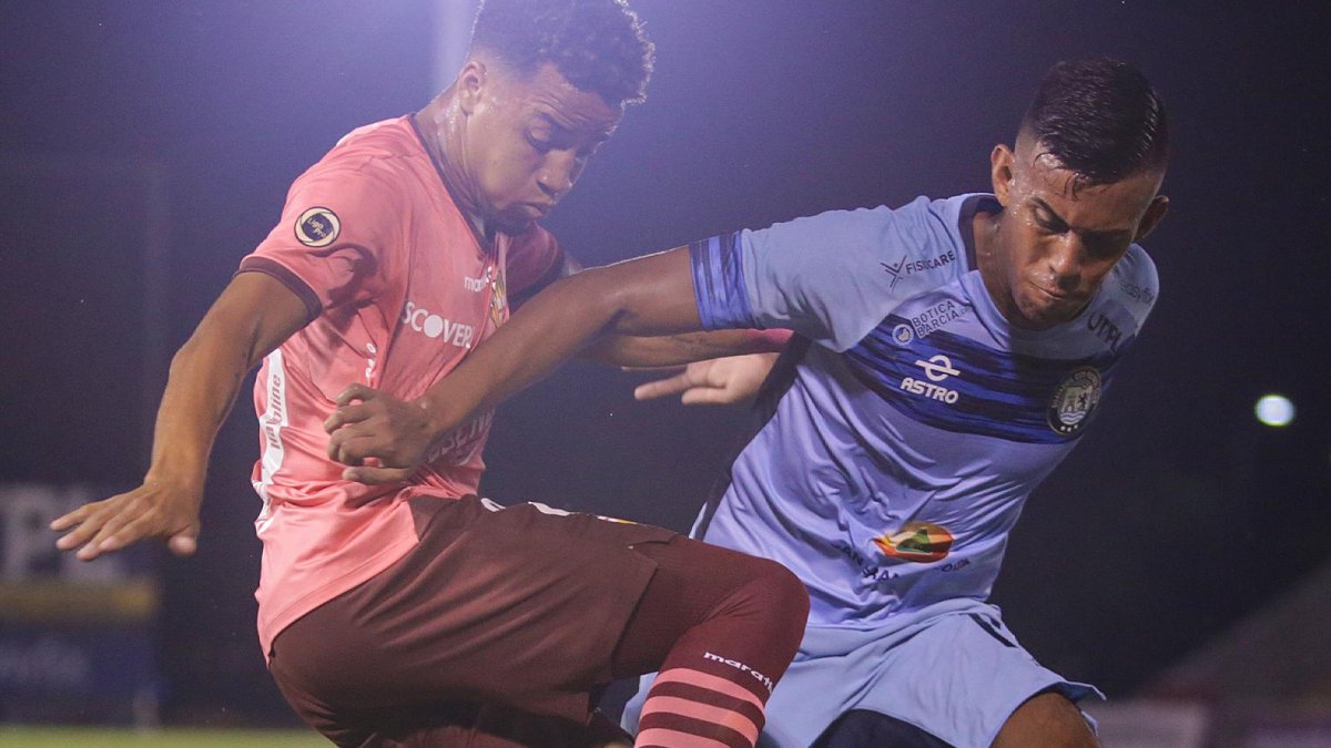 Los toreros se adueñaron del esférico y lo manejaron en campo contrario, pero no pudieron vulnerar la doble línea de cuatro que hicieron los del City a la hora de defender.