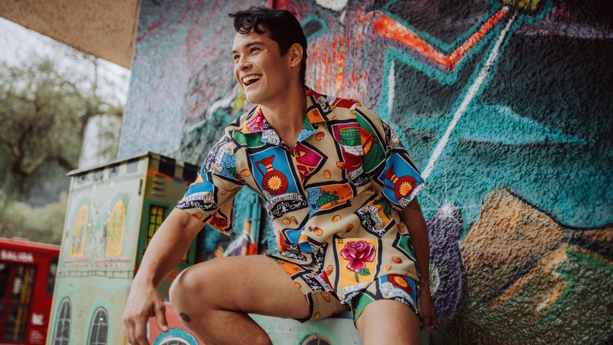 Figuras de flores y animales en las telas predominan en las creaciones de Torres.