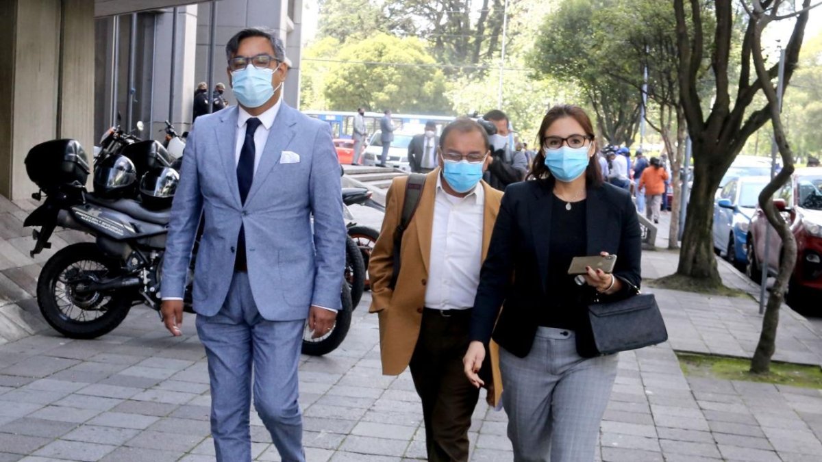 Defensa. Paúl Ocaña acompañó al general retirado Enrique Espinosa de los Monteros a una versión en Fiscalía.