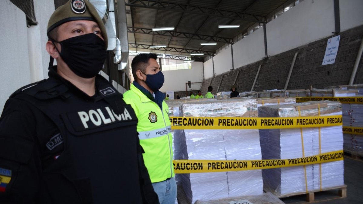 Custodia. En las bodegas del IGM miembros de Fuerzas Armadas y de la Policía custodian el material que presenta fallas.