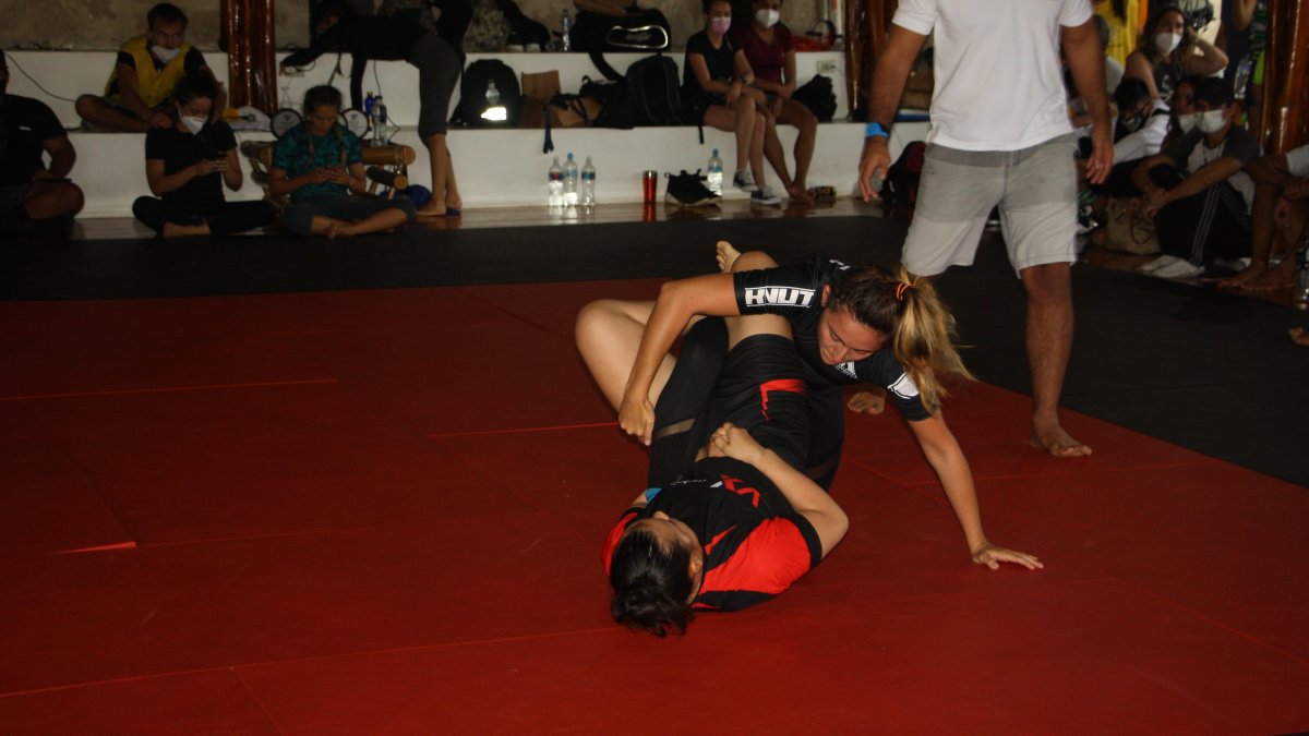 Samantha Sáenz sometiendo en su combate final a la manabita Sara Gutiérrez.