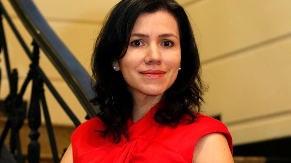 Sabrina Duque nació en 1979. Es periodista y traductora. Ha publicado las obras ‘Lama’ y ‘VolcáNica’, por la que obtuvo el Premio José Peralta del Municipio de Quito.