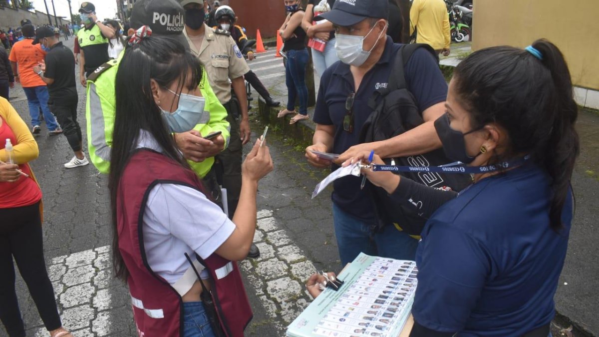 Momentos en que la presidenta de una junta le pide a una encuestadora retirarse.