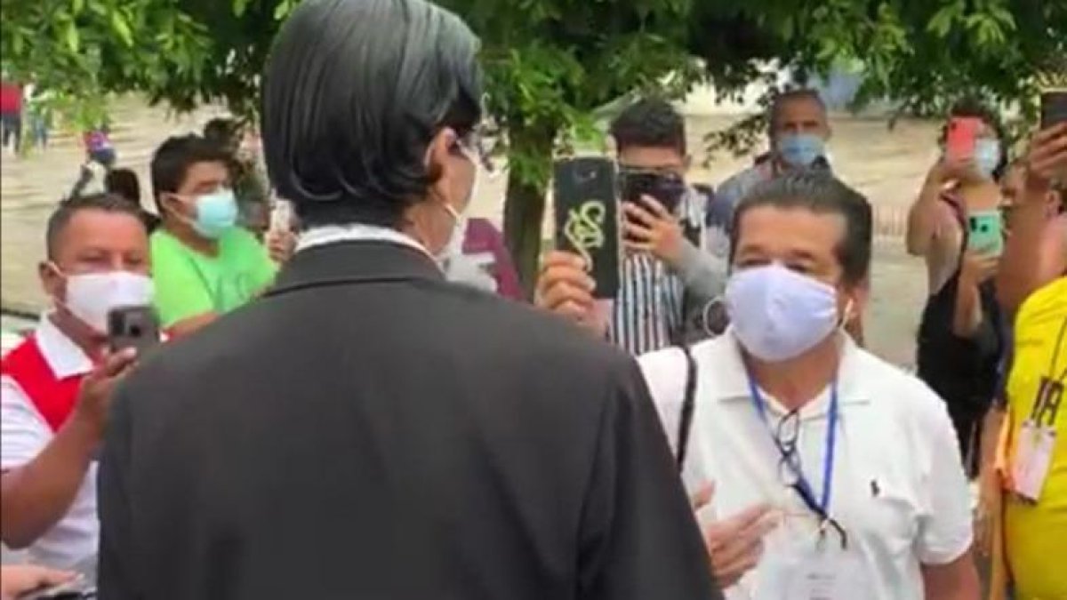 El sospechoso fue increpado por votantes y delegados de partidos por una supuesta sustracción de papeletas.