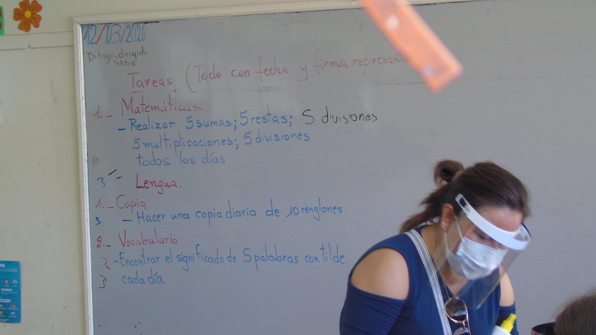 En el pizarrón todavía está escrita la tarea que se envió en marzo pasado. La escuela cerró ese día por la pandemia.