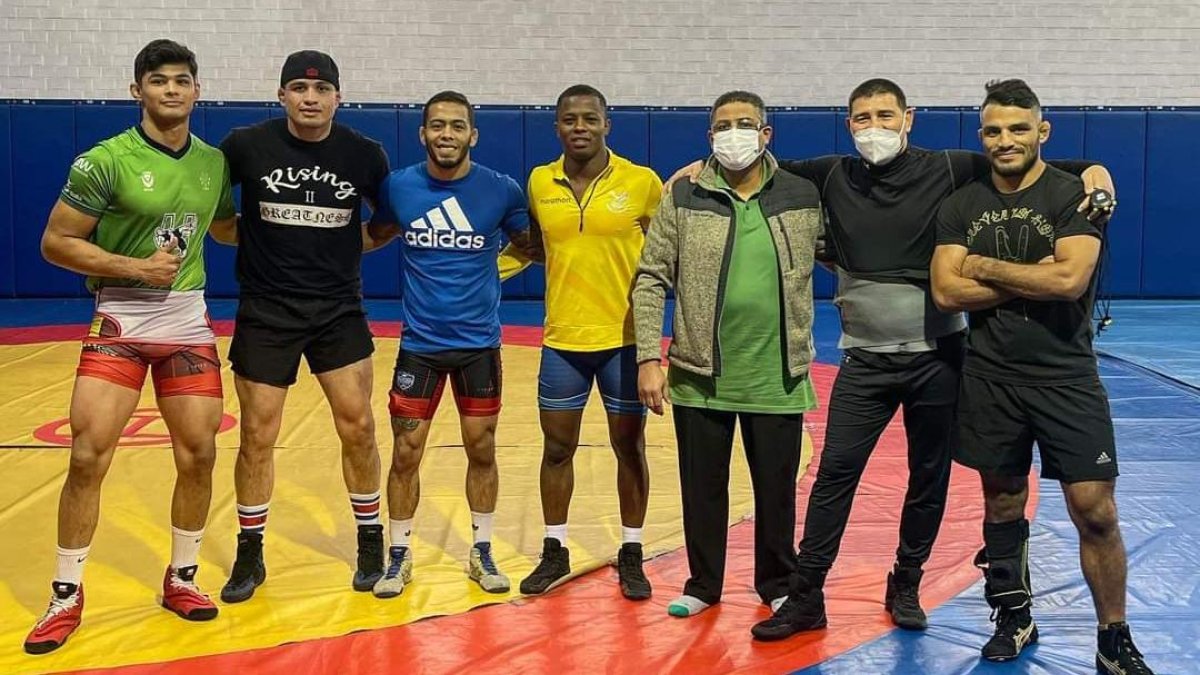 Andrés (c) junto a parte de los luchadores mexicanos con los que entrena, entre ellos hay campeones y subcampeones de Juegos Panamericanos.