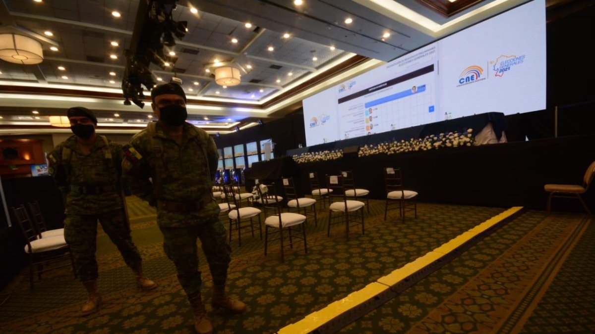 En el centro de mando del CNE hay resguardo militar.