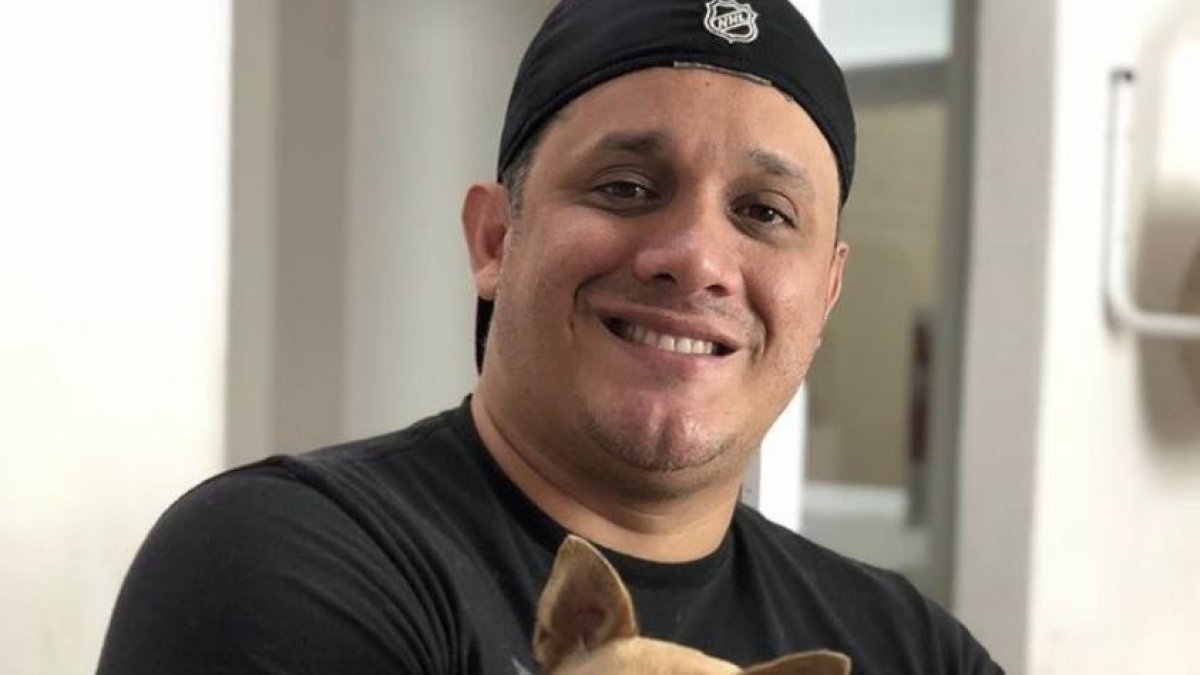 Tiene 45 años y dos hijos.