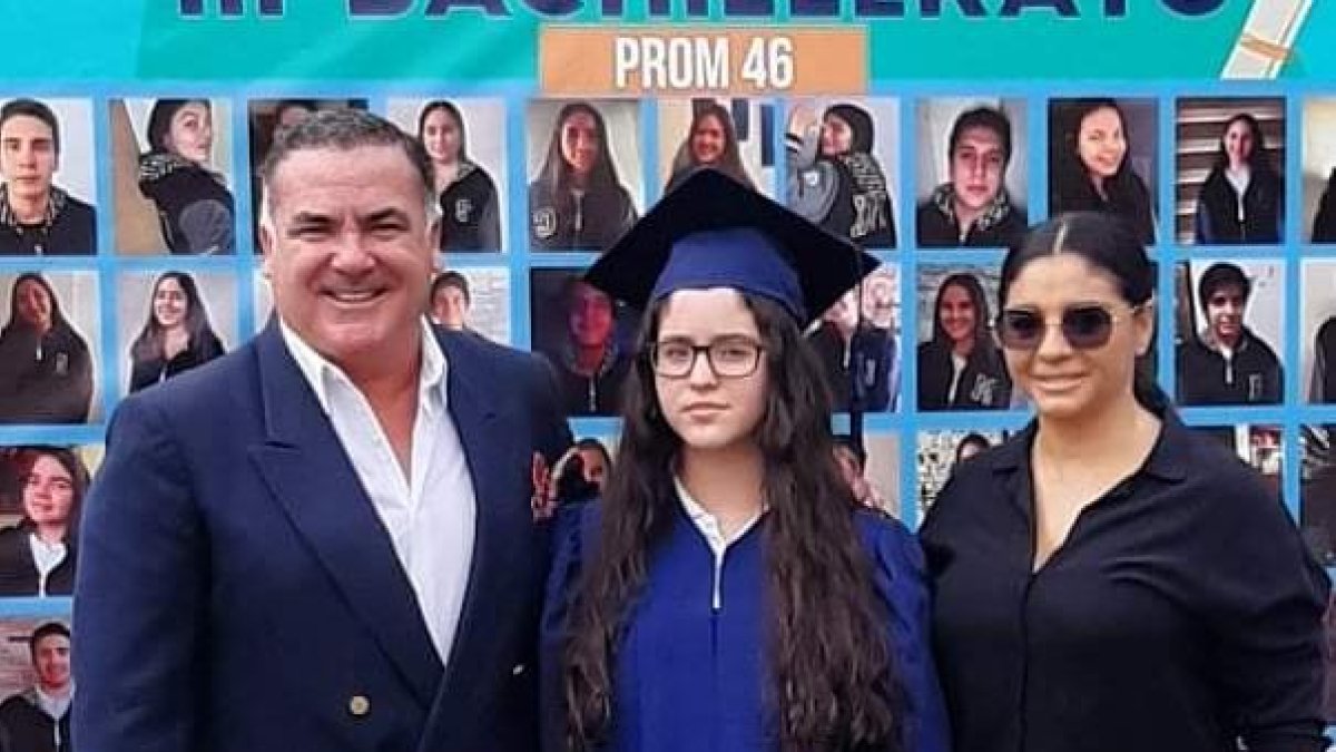 Con sus progenitores, Gustavo Navarro y Paola Farías.