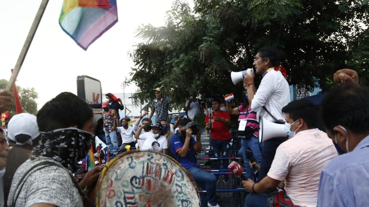 El candidato a la Presidencia de Ecuador Yaku Perez hablando a sus seguidores.