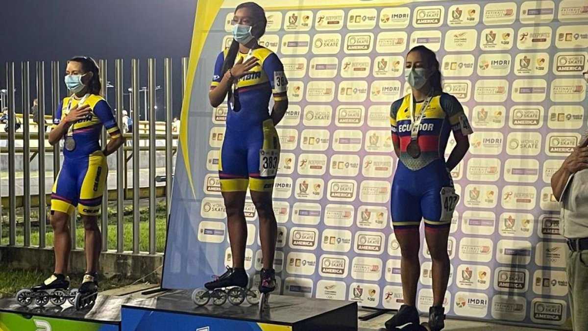 Podio. La patinadora tricolor (d) en una de las pruebas que se ubicó tercera.