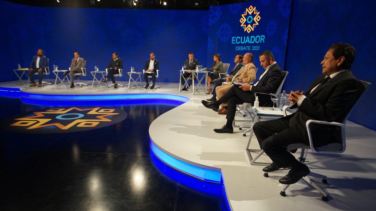 Los candidatos en el debate presidencial organizado por el CNE.