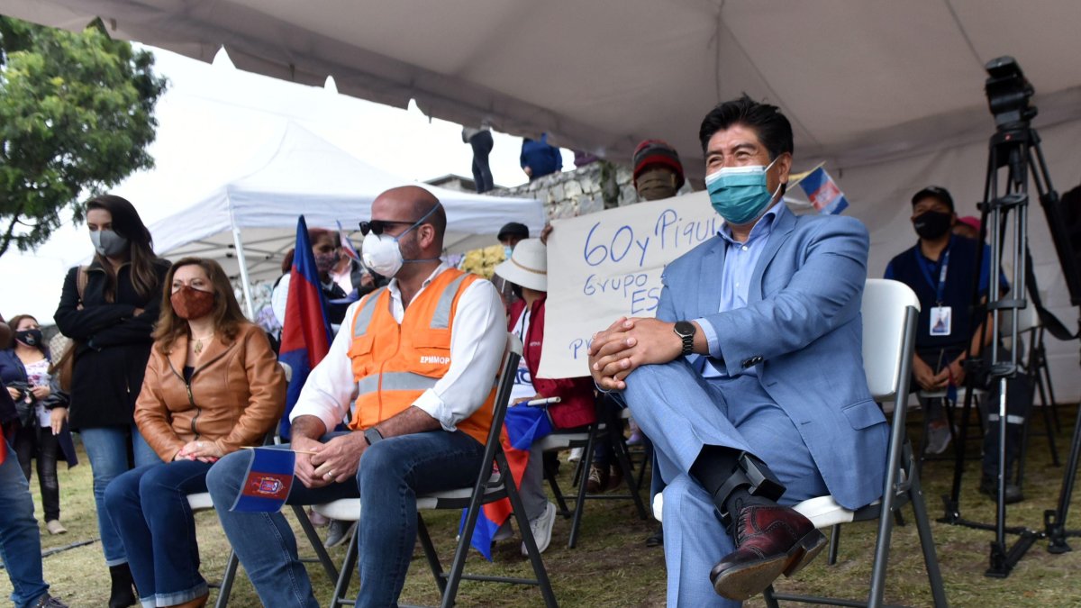 El alcalde Yunda lució el grillete en la inauguración de una obra.