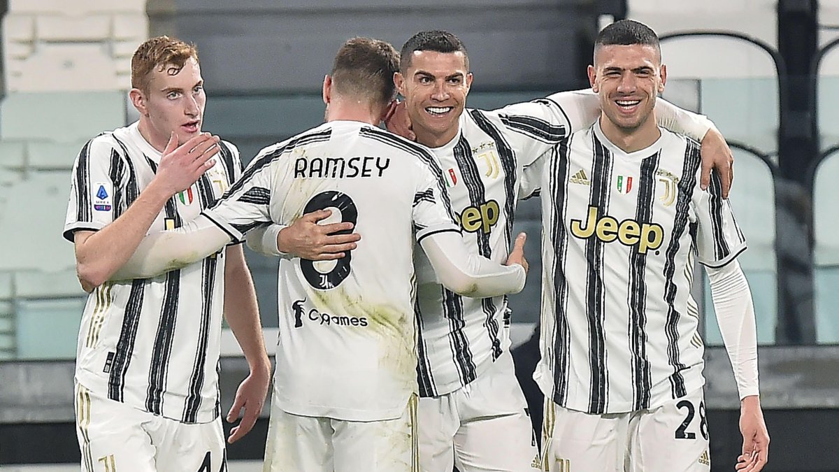 Los jugadores de la Juventus felicitan al portugués Cristiano Ronaldo después de marcar el primer gol