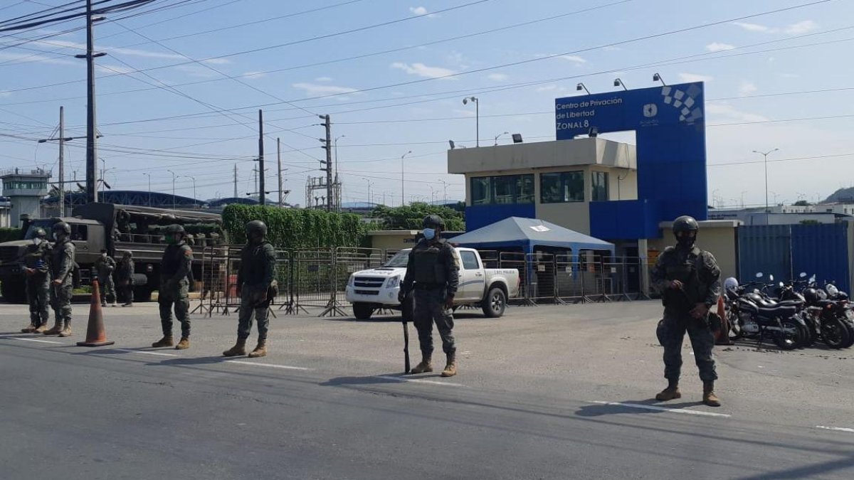 Militares en los exteriores de la Penitenciaría del Litoral en Guayaquil.