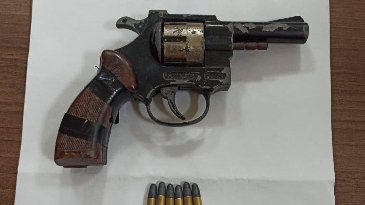 El revolver y la cadena que encontraron como evidencia a dos asaltantes de taxistas.