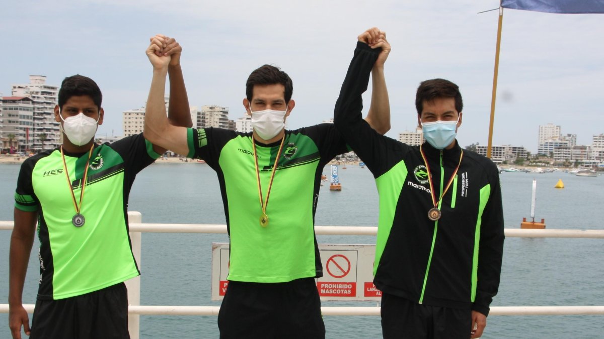 Equipo. Esteban (c), David Farinango (i) y David Castro coparon el podio de los 10 km.