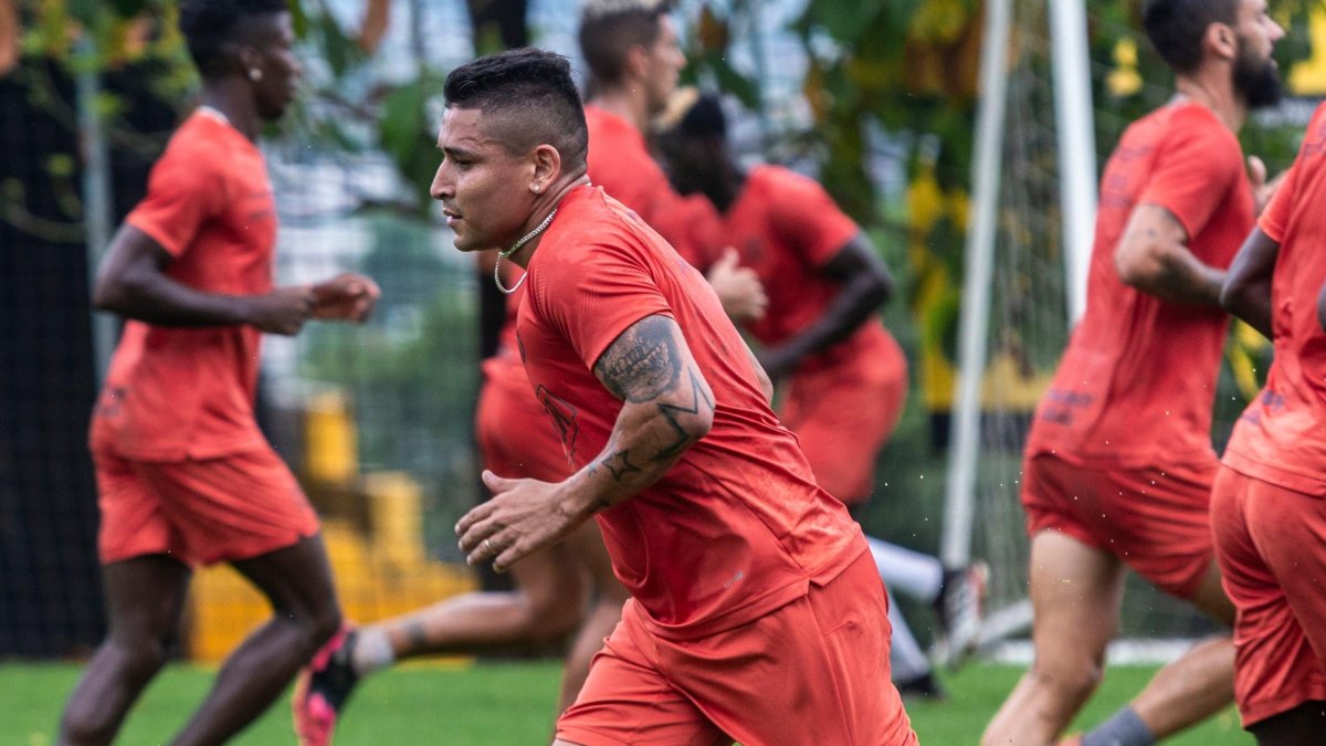 El lateral Mario Pineida podría ser el reemplazante del lesionado Pedro Velasco por la banda derecha del Ídolo.