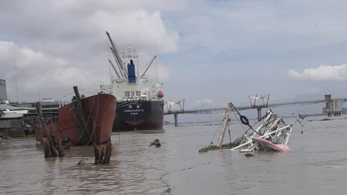 El martes 2 de marzo de 2021 se hundió en el río Guayas una embarcación abandonada en el río Guayas.