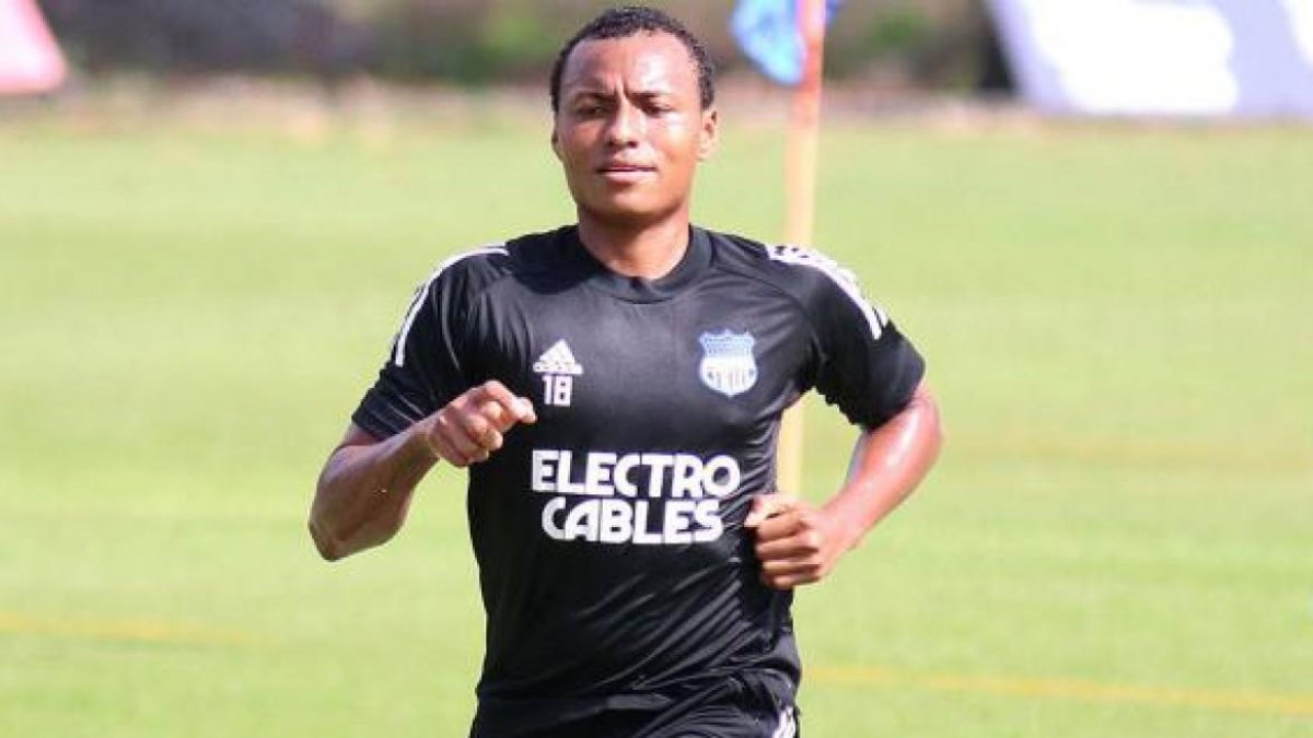 Jefferson Caicedo, ofensivo azul, espera la oportunidad para actuar en el equipo titular.