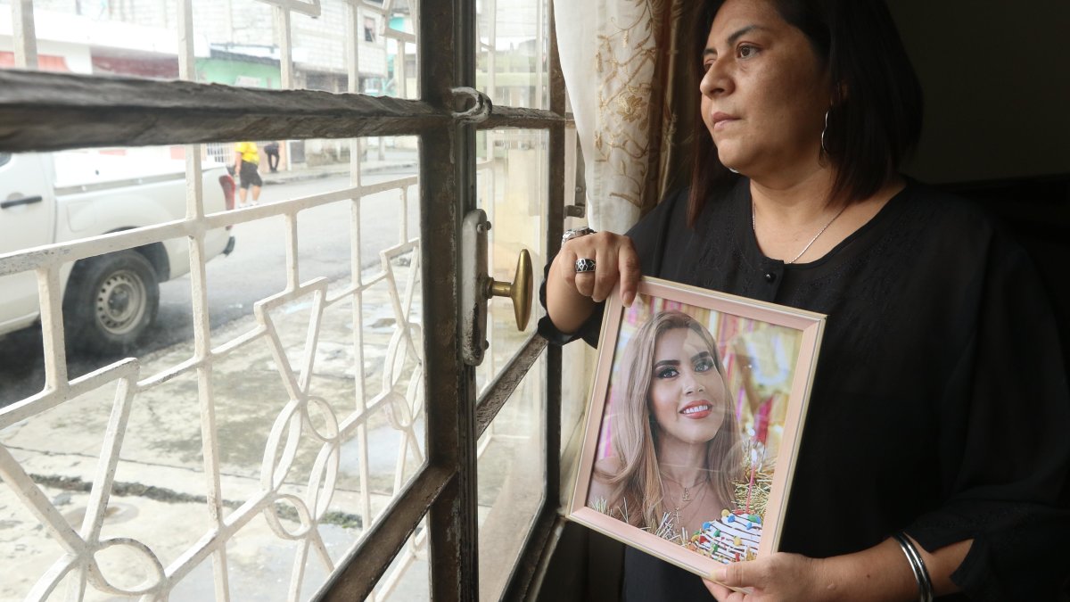 Madre de Lisbeth Baquerizo. La joven fue asesinada por su esposo el pasado 21 de diciembre.