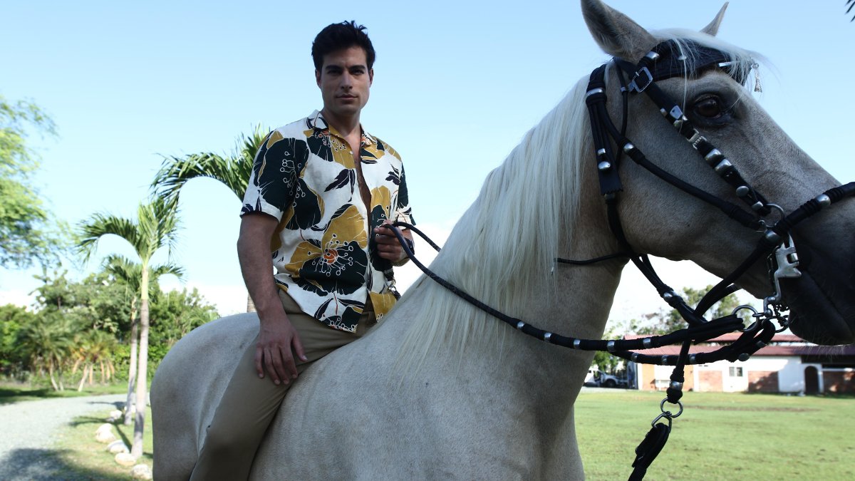 Danilo promociona su libro Cuando nadie me ve. Disponible en Amazon.