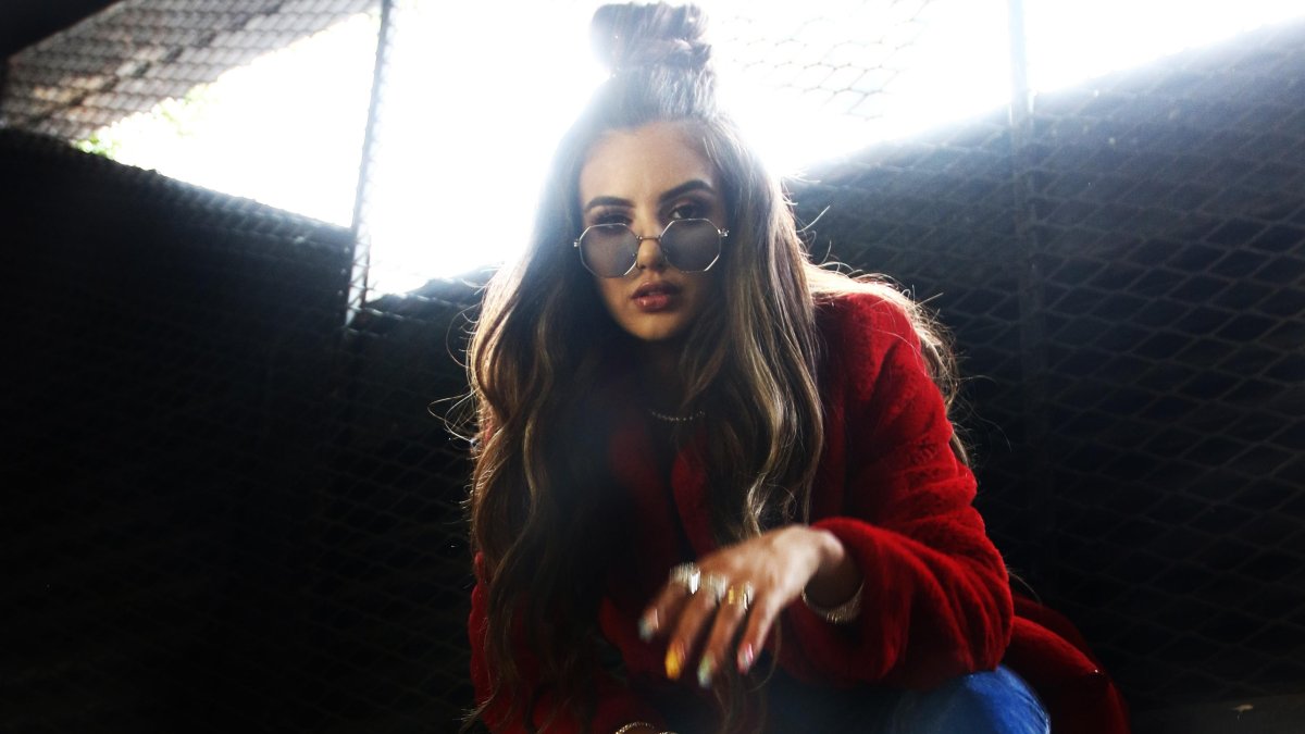 Dayana Peralta en una sesión de fotos con EXPRESO.