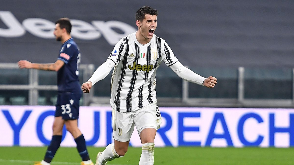 Alvaro Morata celebra el gol que anotó de penal para sentenciar el 3-1 a favor de la Juventus.