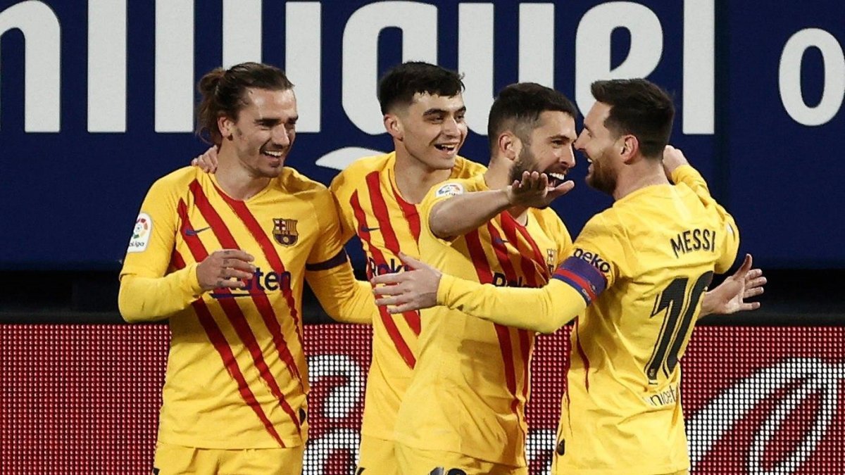 Los jugadores de Barcelona felicitan a Jordi Alba, autor del primer gol frente al Osasuna.
