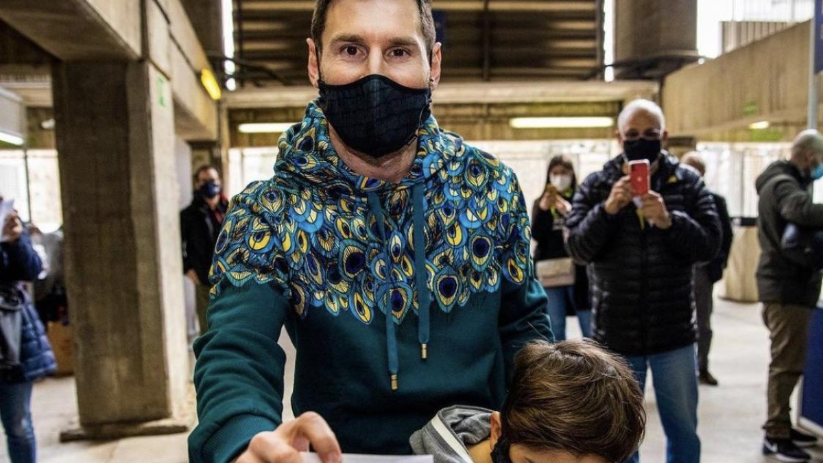 Lionel Messi mientras ejerce su derecho al voto en las elecciones del FC. Barcelona.